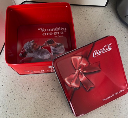 76191-1 € 7,00 Coca cola voorraad blikje afb. kerstman 16 x 16 x 9 cm.jpeg